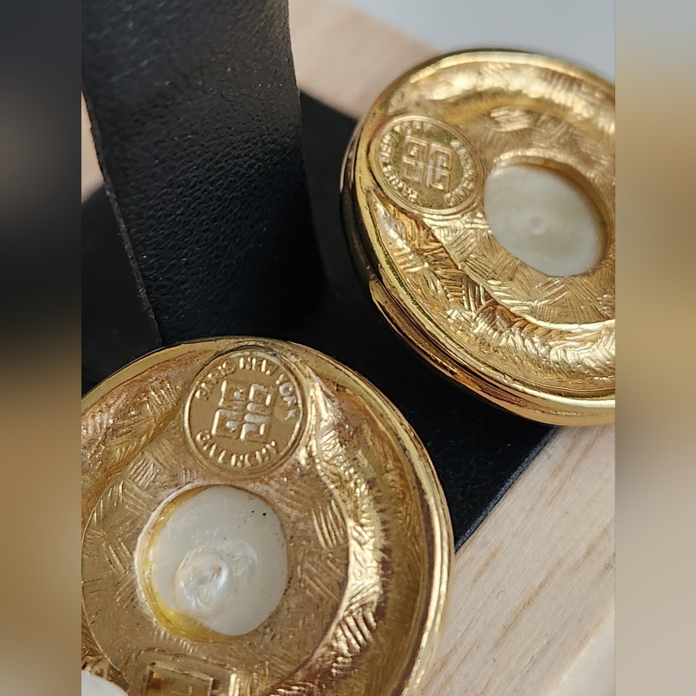 GIVENCHY Vintage Gold Plated Faux Pearl Halo Earrings - Picture 4 of 4